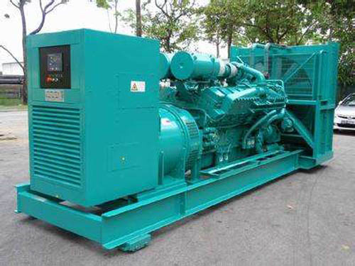 文山如何确保发电车的负载功率不会超过其容量？